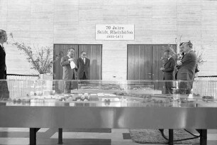 Aufstellung eines Modells vom Karlsruher Rheinhafen und Ölhafen anlässlich des 70jährigen Jubiläums des Rheinhafens im Bürgersaal des Rathauses