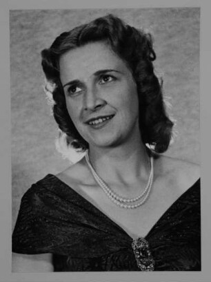 Porträt Elisabeth Reichelt (1910-2001; Koloratursopranistin). Reproduktionspositiv nach Fotografie von Gerhard Laßig. Staatsoper Dresden, 1942/1943