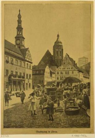 Der Martplatz in Pirna mit dem Rathaus, der Marienkirche und dem Canalettohaus
