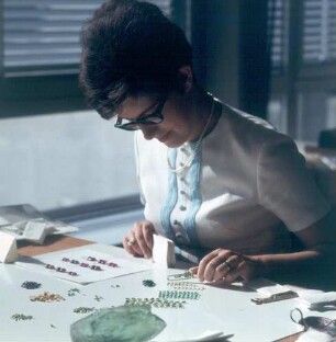 Idar-Oberstein. Schmuck- und Edelsteinindustrie. Arbeiterin beim Sortieren von Edelsteinen für den Versand