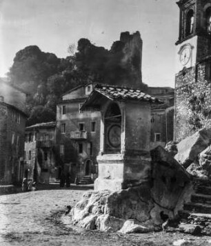 Capitello votivo vor einer Kirche : Sabiner Berge (Italien). Bildstock (Capitello votivo) vor einer Kirche
