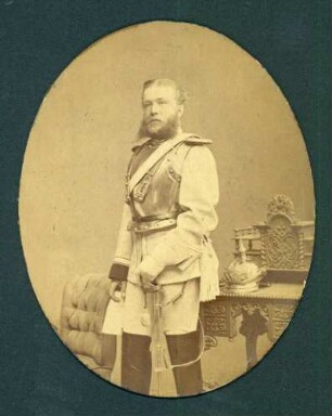 Porträt eines backenbärtigen Uniformierten mit Brustpanzer, Kniestück.