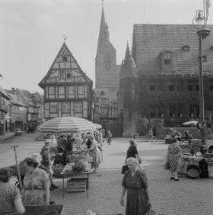 Quedlinburg. Nordseite des Marktplatzes mit Rathaus und Türmen der Benediktinerkirche