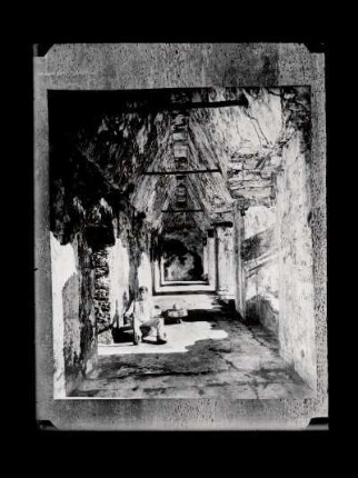 [Palacio principal. El Edifício intermédio. - La Galería Este.]