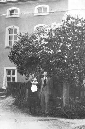 Neschwitz-Zescha. Neumühle mit Familie Domann mit Sohn Gerhard, 1934, Repro (Bildersammlung Domann, Holscha)