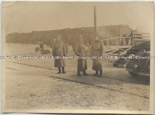 Angehörige der SS und Ordnungspolizei auf einem Bahnsteig