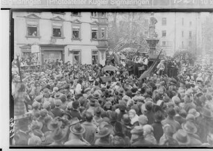 Fasnacht Sigmaringen; Bräuteln beim Rathausbrunnen