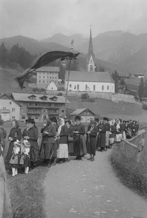 Sölden. Fronleichnamsprozession auf einem Weg unterhalb der Kirche