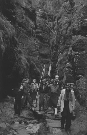 Mitglieder der FDJ während einer Osterfahrt nach Bad Schandau : Wandergruppe in der Sächsischen Schweiz