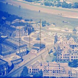 Semperoper und Theaterplatz in Dresden : Blickrichtung Norden zur Elbe