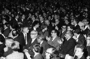 Donaueschingen: Donaueschinger Musiktage; Stadthalle; klatschendes Publikum (von oben)