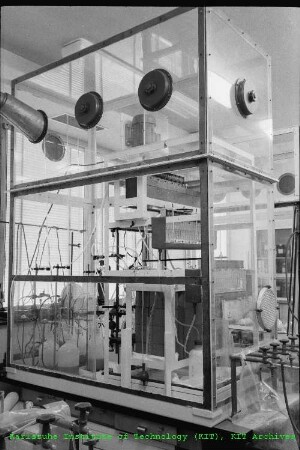 Mischabsetzer (Mixer-Settler) in einer Glovebox in einem unbekannten Labor