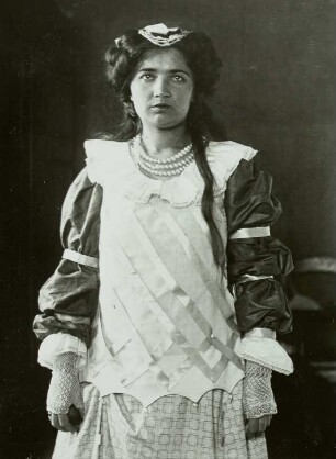Ida Helas im Faschingskostüm zum Gauklerfest der Dresdner Kunstakademie
