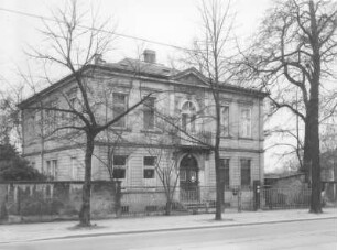 Dresden-Neustadt, Bautzner Straße 102. Wohnhaus (1858). Straßenansicht mit Einfriedung