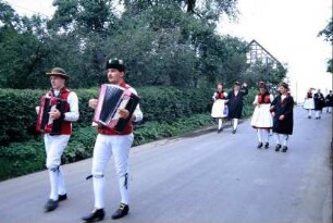 Festumzug, Schwalm-Trachten, Burschen mit Akordeon und Paar
