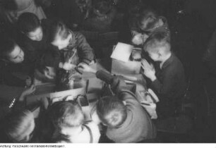 Deutsche Kriegsgefangene in Jugoslawien spenden Pakete für Kinder in Deutschland - die Volkssolidarität organisiert die Verteilung, 1948