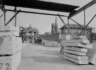 Dresden. Wiederaufbau des Zwinger, Lagerung großer Sandsteinquader im Hof, Blick zum Glockenspielpavillon, im Hintergrund Türme der Sophienkirche