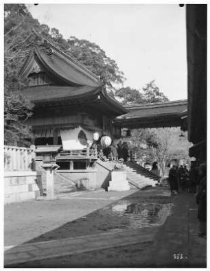 Nagasaki. Askwa-Tempel. Ansicht mit Einheimischen