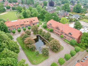Ammersbek: Ortszentrum mit Rathaus (rechts) sowie Kulturzentrum Pferdestall (links)