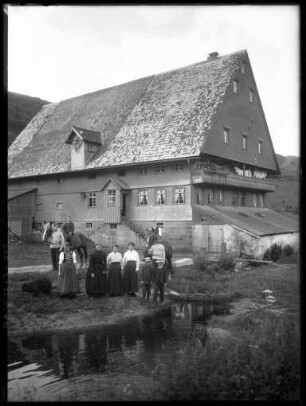 Familie vor dem Schwarzwaldhof