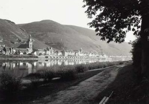 Zell, Ortsansicht mit Pfarrkirche Sankt Peter und Paul und Pulverturm, Blick vom linken Ufer über die Mosel nach Südosten