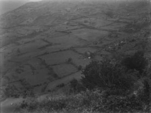 Landwirtschaftliche Anbauflächen : Landwirtschaftliche Anbauflächen an einem Berghang.