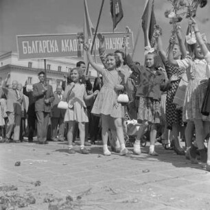 Demonstration zum Jahrestag der Befreiung von Faschismus am 9. September 1957 im Stadtzentrum Sofias
