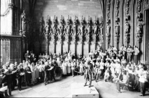 Freiburg: Münster, offenes Singen, Chor Schifferstadt, im Vorraum des Münsterportals