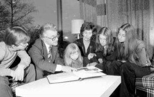 Säckingen: Wohnung; Wirtschaftsminister Eberle mit Familie; am Tisch (mit Fotoalbum)