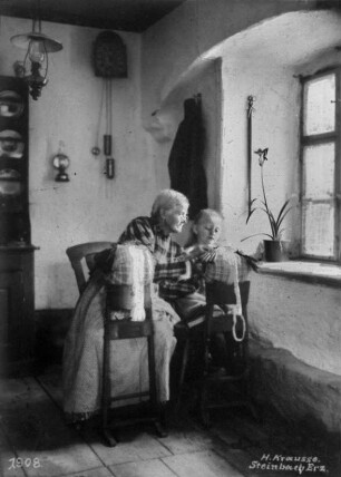 Die Büttner-Großmutter unterweist die Enkelin im Klöppeln