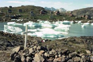 Kulusuk: Gräber am Hafen, Hintergrund Fjord
