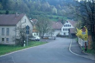 Ortseingang aus Richtung Gethles, vorn ehemaliges Kulturhaus