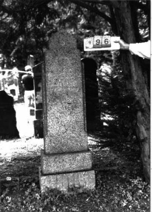 Grabstein 196 (Index: 100101871) Material: Granit Zustand: gut Maße HxBxT: 174x42x17 cm Beschreibung: Stele, getreppter Sockel, zweifach eingezogener und erhöhter giebelartiger Abschluß Symbolik: Davidstern Steinmetz: E. Fugazza: Grabstein 196