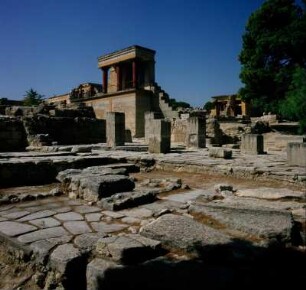 Palast von Knossos : Kreta, Knossos. Minoischer Palast. Nordteil des Palastes. Pfeilersaal rechts und Säulenbastei über der nördlichen Zugangsrampe