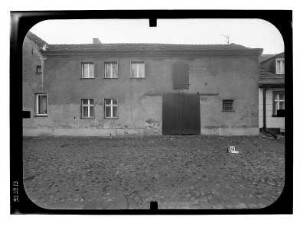 Kremmen, Kirchplatz 2. Wohnhaus mit Wirtschaftsanbau. Straßenfront (Teilansicht)