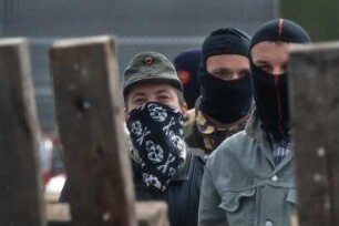 FAP-Treffen beim Rechtsextremisten Thorsten Heise in Northeim, am 04.06.94. hier: vermummte Neonazis