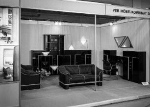 Ausstellungskoje des VEB Möbelkombinat Dessau mit Wohnzimmermöbeln