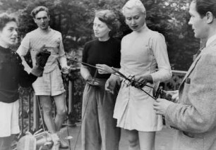 Hamburg-Altona. Fechtunterricht an der Schauspielschule. Edith Schneider und Peter Mosbacher mit anderen Schülern und der Fechtlehrerin während des Unterrichts