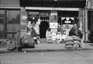 Bukarest, Straßen- und Marktleben in Bukarest: Kolonialwarenladen
