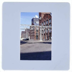 Berlin, AEG-Fabriken am Humboldthain : Innenhof mit Blick auf AEG Fabrik für Bahnmaterial