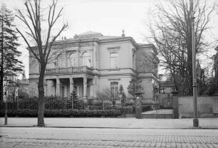 Dresden, Tiergartenstraße 8. Villa (um 1875; Nicolai-Schule). Straßenansicht mit Einfriedung