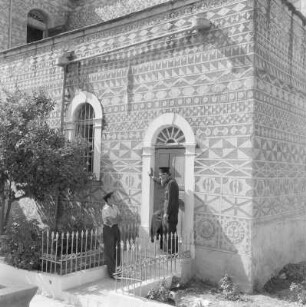 Chios, Insel in der nördlichen Ägäis, Pyrgi, vor der Kirche