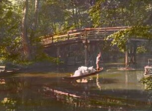Spreewald. Staker im Transportkahn auf einem Fließ an einer Bank (Fußgängerbrücke)