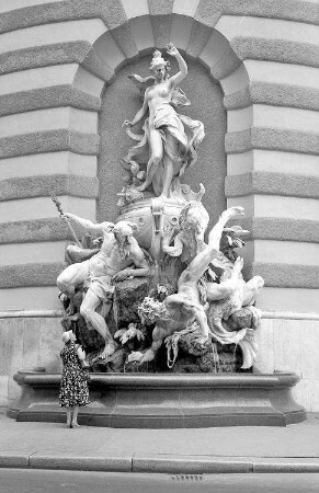 Wien: Brunnen am Michaeler Platz