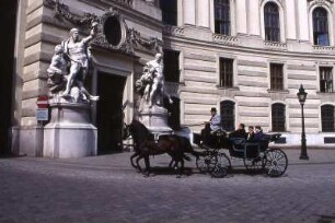 Wien - Fiaker fährt in die Hofburg : Fiaker fährt in die Hofburg. Aufgenommen 2001 in der Innenstadt von Wien