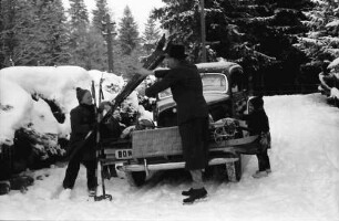 Brasov, Poiana: Skier und Rodel werden am Auto festgemacht