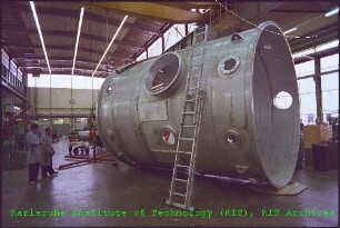 Demontage eines Tanks in der Hauptabteilung Betriebstechnik (HBT)