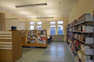 Sächsische Landesbibliothek - Staats- und Universitätsbibliothek Dresden, Zweigbibliothek Medizin. Freihandbereich mit Zeitschriftenauslage