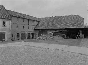 Scheune : Vierseithof. Wirtschaftsgebäude und Scheune (1833)