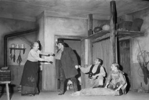 Szenenbilder aus "Der Biberpelz" von G. Hauptmann mit W. Gröhl, H. Hellmich, W. F. Richter (W. Richter-Reineck), F. Nowack, E. Mirek u.a. Maxim-Gorki-Theater, 17.09.1954